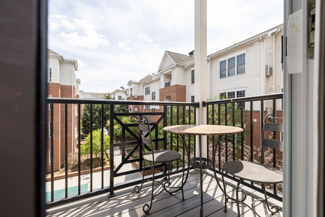 Building Photo - Beautiful 2 Bedroom, 2 Bath Condo In The H...