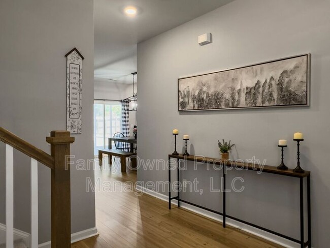 Building Photo - 709 McRoy St