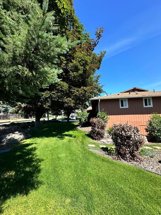 Building Photo - Stunning 3 Bedroom and 3 Bathroom Home, La...