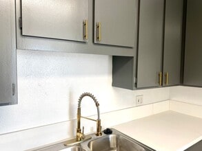 Building Photo - Lovely 2 Bed/2 Bath with Hardwood Floors, ...