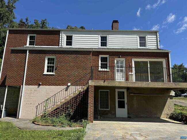 Building Photo - 528 Valley Rd