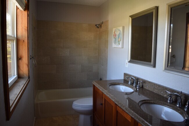 Building Photo - 2718 Viola Ln
