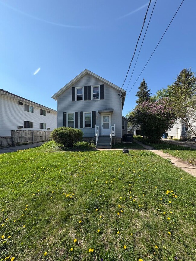 Building Photo - 743 Woodland Ave