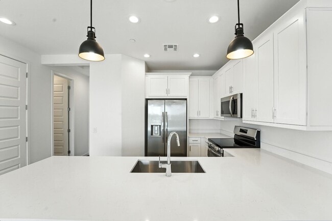 Building Photo - Like Brand New Luxurious Modern 3 Bedroom ...
