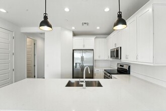 Building Photo - Like New Luxurious Model Home in Warner Meadows!