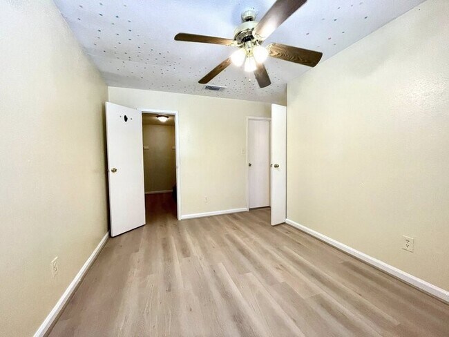 Building Photo - 752 Memorial Mews St