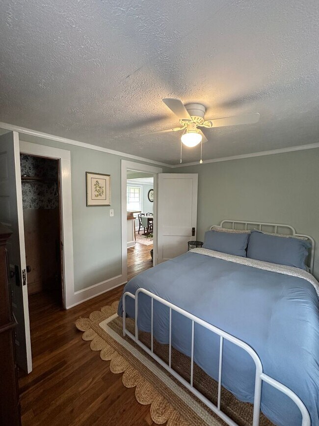 Building Photo - One Bedroom Garage Apartment in 5 Points!!