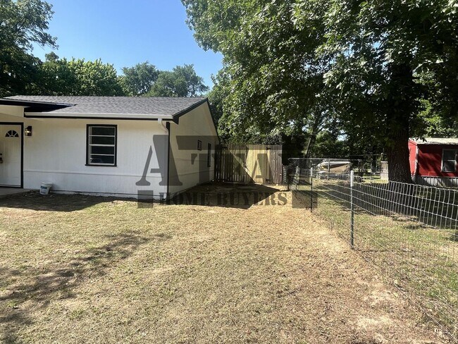 Building Photo - Remodeled 3 Bedroom 2 Bathroom