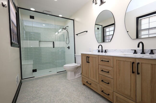 Building Photo - 4018 N Oak Street Extension