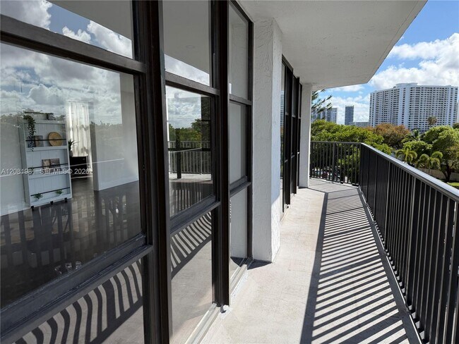 Building Photo - 1000 Parkview Dr