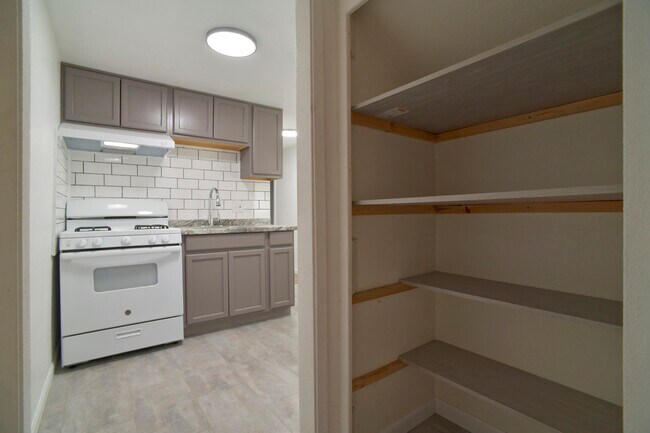 Building Photo - 809 S Summit Ave