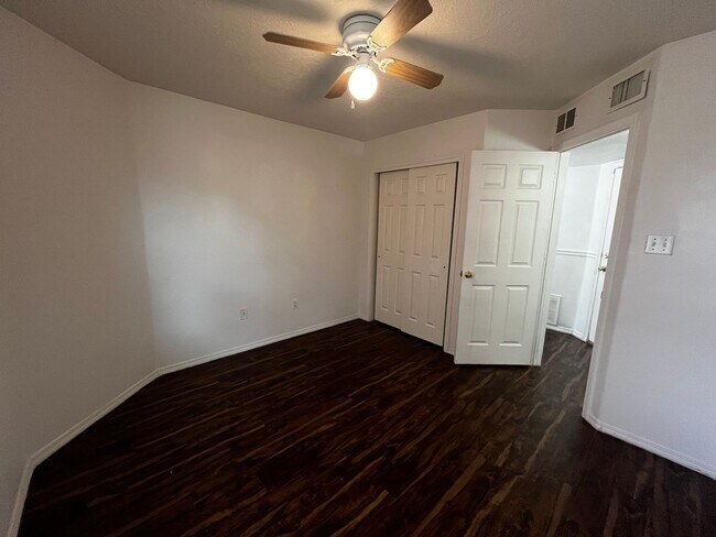 Building Photo - Beautiful 3 bedroom located in S.E. Heights with a HUGE backyard!