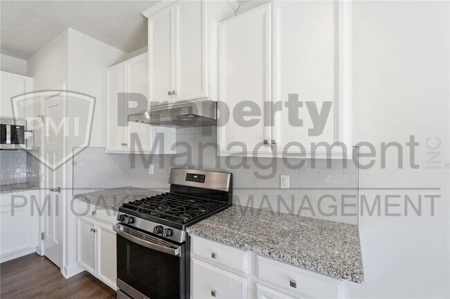 Building Photo - 3 Bed 3 1/2 Bath Single Family Home with Attached 2 Car Garage