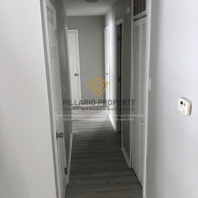 Building Photo - 4-Bedroom Home with Spacious Kitchen & Detached Garage, Available NOW!