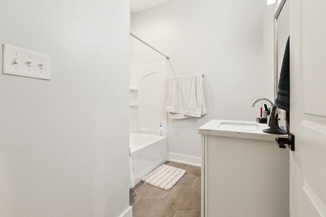 Building Photo - 1809 Hillary St