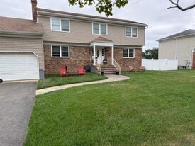 Building Photo - 4 Darien Dr