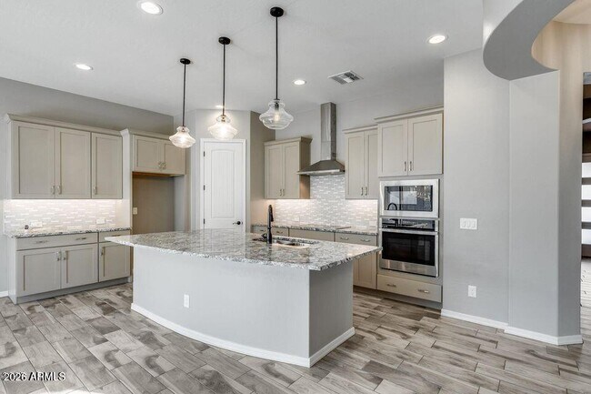 Building Photo - 2661 S Olympic Dr