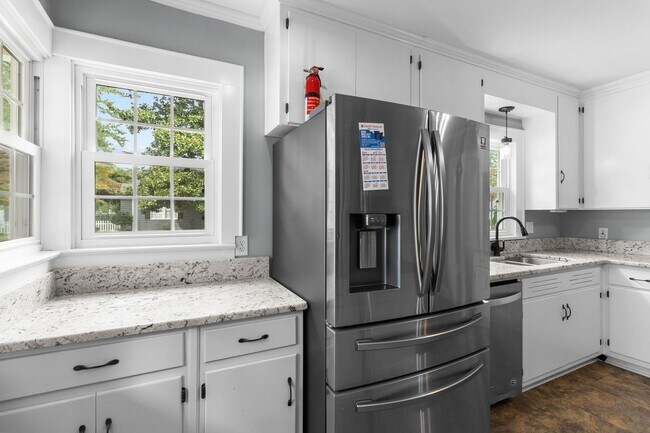 Building Photo - 4 Bedroom 3 Bath in Haymount- Available through June 1, 2027 only!