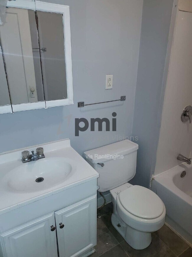 Building Photo - 1312 E Olive St