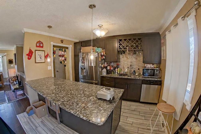 Building Photo - Fenced-in Yard + Finished Basement + Bonus Room/Office! Available July 3rd!