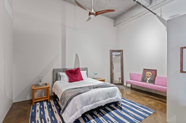 Building Photo - Fully Furnished 2 Bed / 2 Bath Modern Apar...