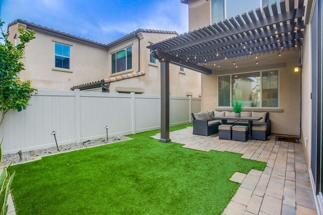 Building Photo - 5 Bedroom Home in Rancho Tesoro!