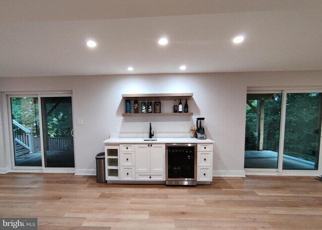 Building Photo - 9051 Laurel Hill Ct