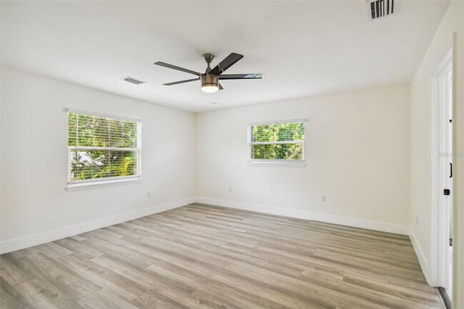 Building Photo - 4910 W San Miguel St