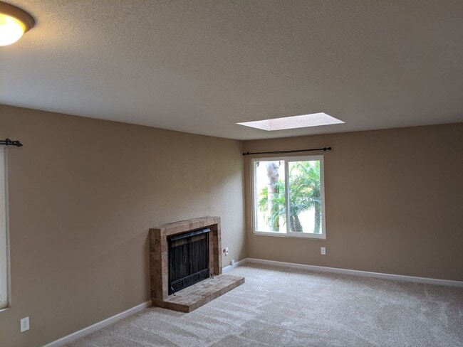 Building Photo - Welcome home to this charming 3-bedroom ho...