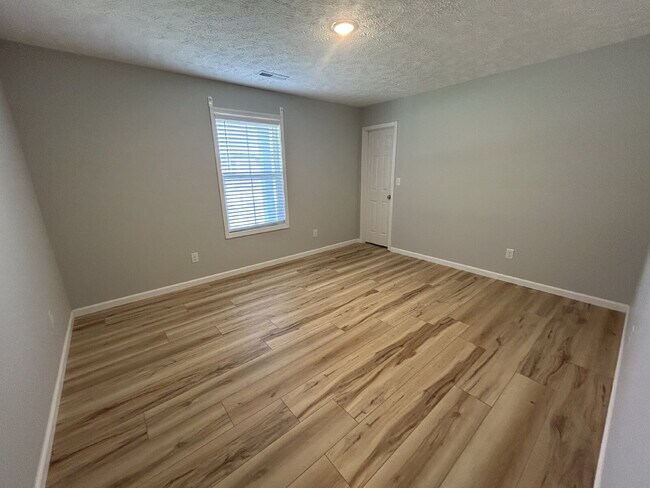 Building Photo - This charming 2-bedroom, 2-bath home is conveniently located directly across from East Elementary...
