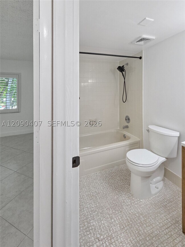 Building Photo - 2212 S Cypress Bend Dr