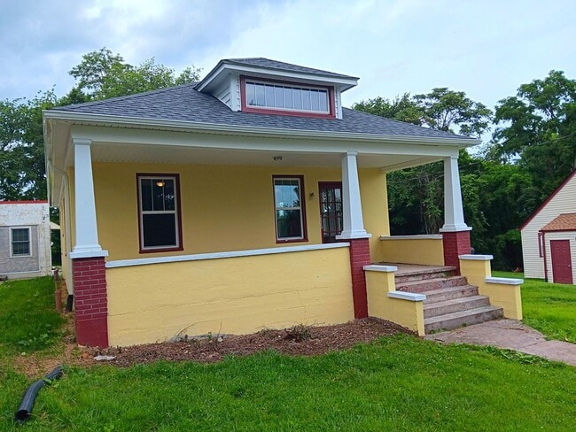 Building Photo - Radford, 3BR / 1BA, Available 8/14