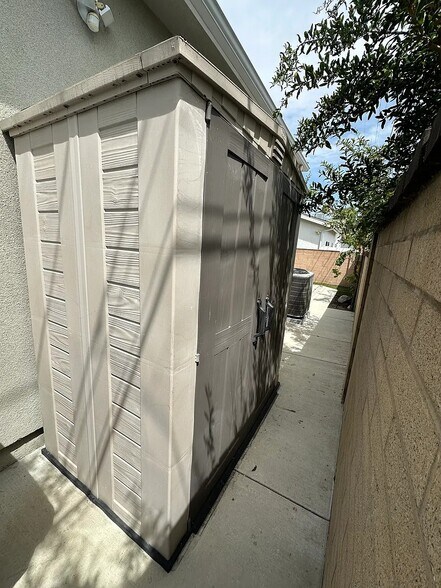 Building Photo - 9946 Lull St