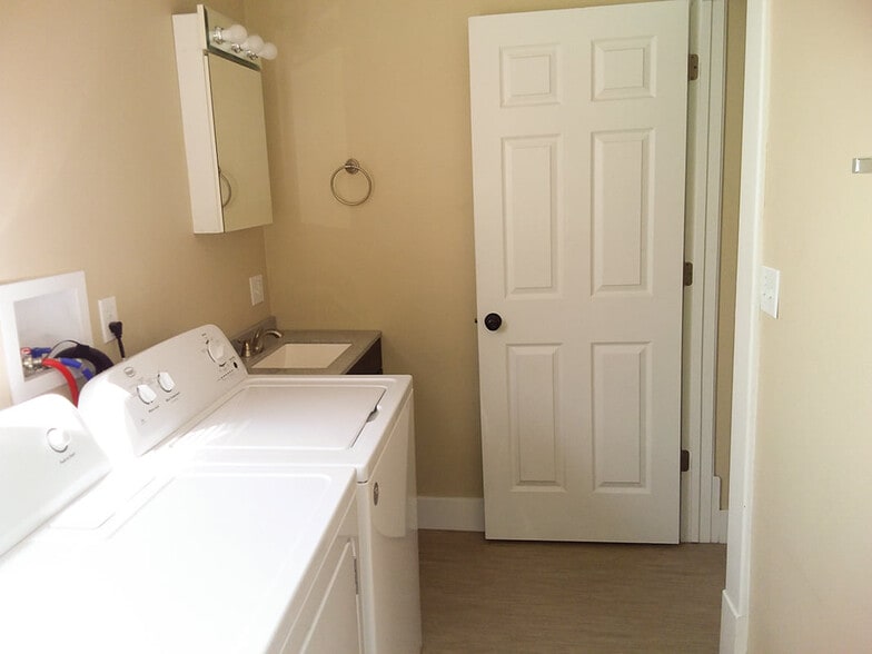 Building Photo - 317 E Coal St