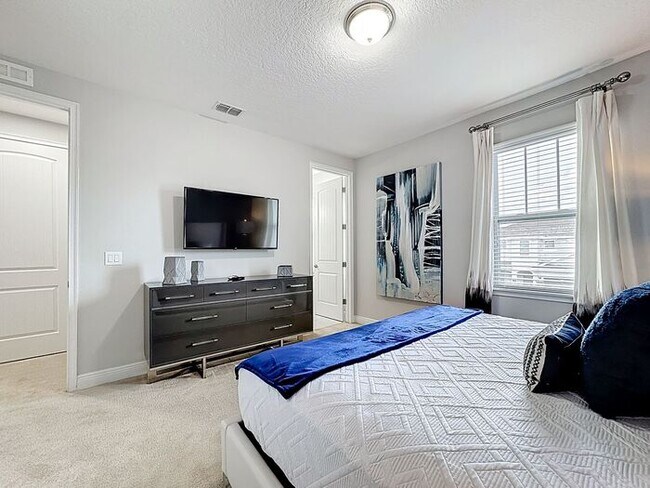 Building Photo - 8 Bedrooms 7 baths on a resort community