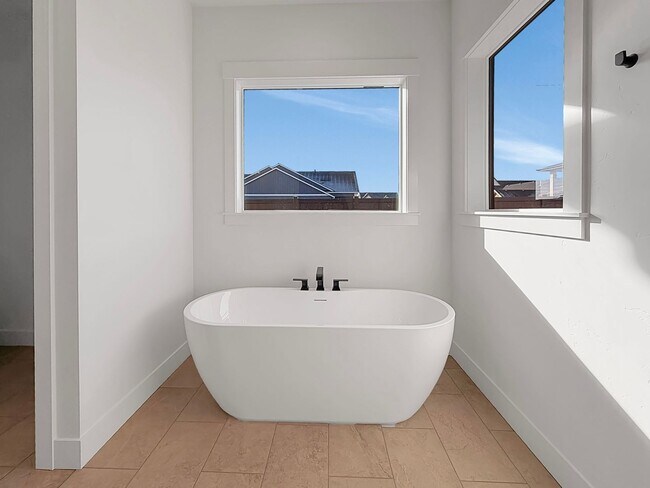 Building Photo - Luxury New Construction in Centerra: 4-Bed High-End Home, Dog Friendly, Fenced Yard, Near Downtow...