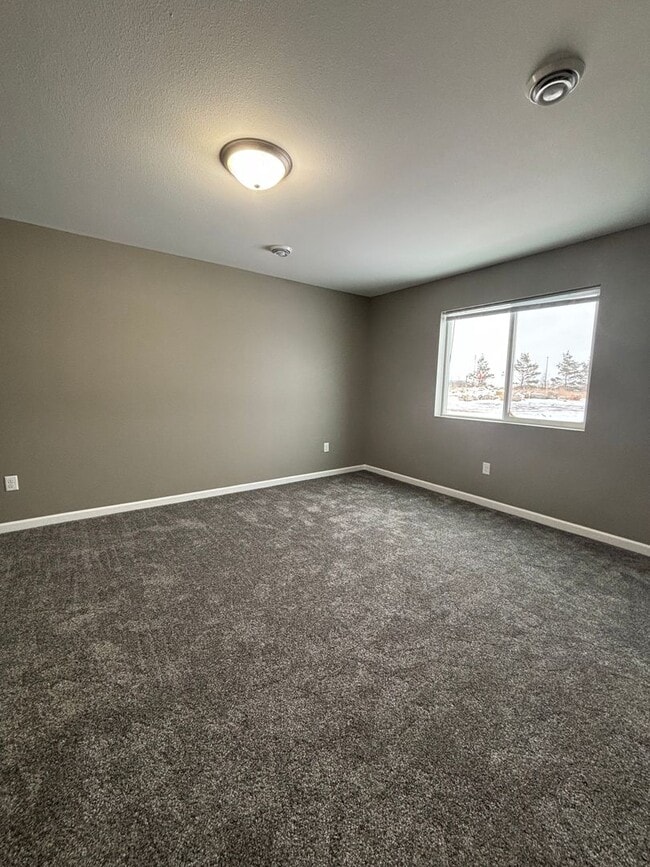 Building Photo - 4 Bedroom Home