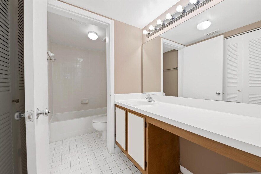 Building Photo - 2861 N Oakland Forest Dr