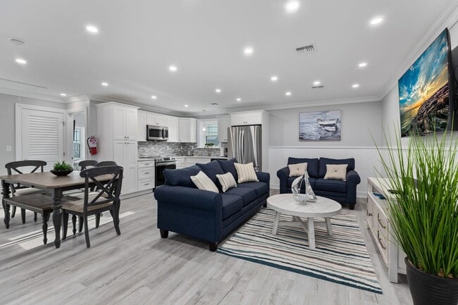 Building Photo - 204 E Primrose Rd