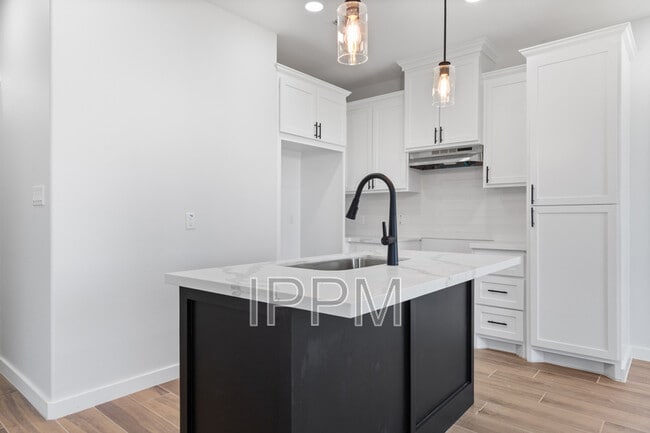 Building Photo - 318 W New Hampshire St