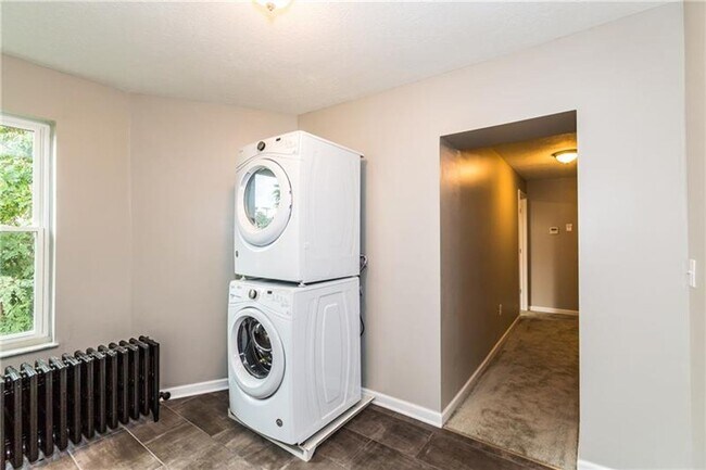 Building Photo - Beautiful 2 bed, 2.5 bath luxury home in S...