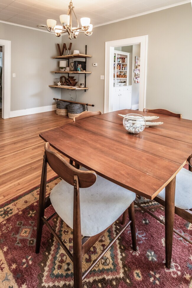 Building Photo - 1124 S Newport Ave