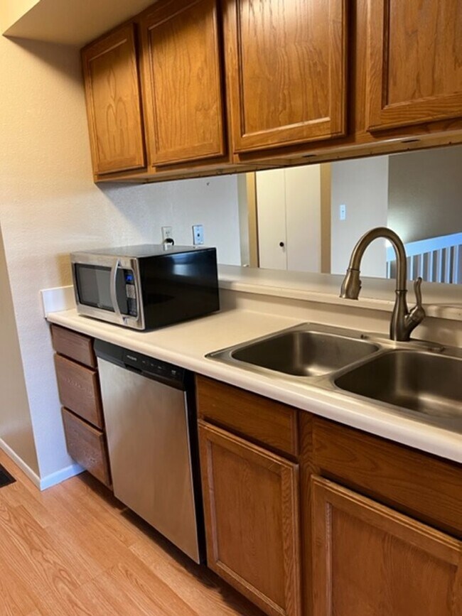 Building Photo - Two bedroom Condo on Westside!! 1 MONTH FREE
