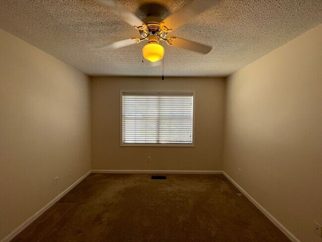 Building Photo - Foxchase Subdivision! END UNIT CLOSE TO COMMUNITY POOL