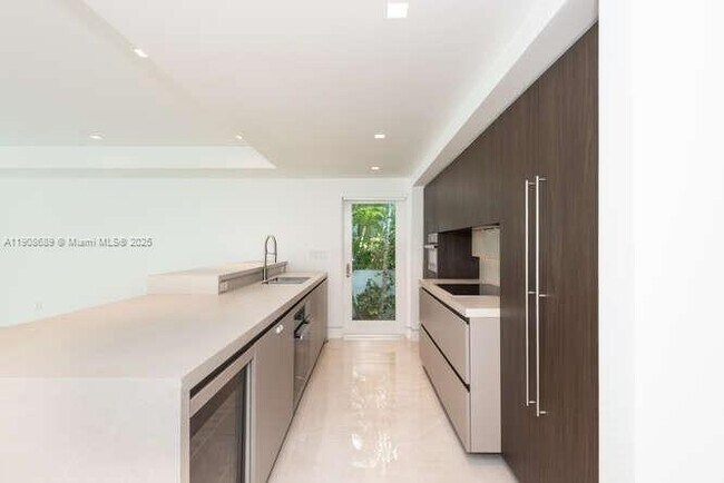 Building Photo - 1325 Bay Dr