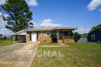 Building Photo - 2425 Circle Dr