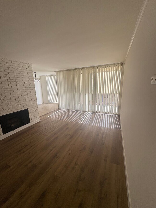 Building Photo - Spacious 2-Bed, 2-Bath Condo in Prime Culver City Location – Freshly Updated!