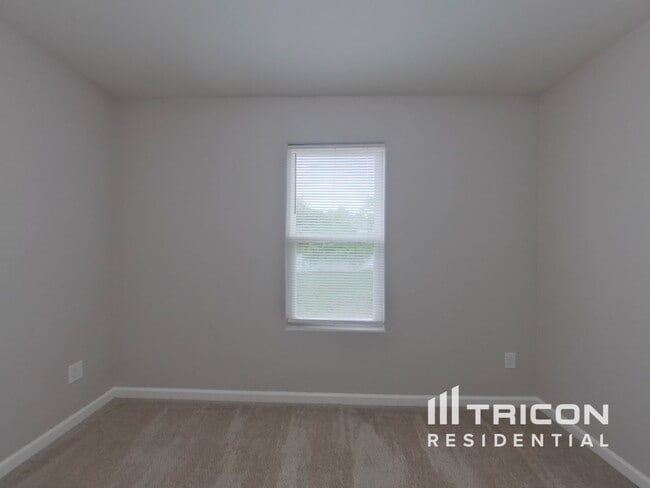 Building Photo - 1401 Waylon Ave