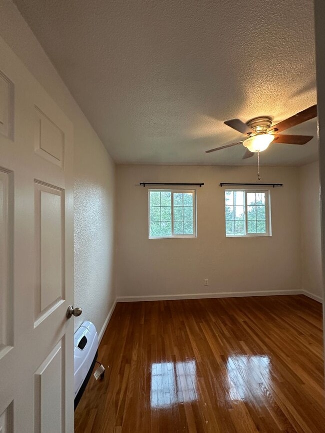 Building Photo - Updated & Charming 3 Bedroom Home with Fan...