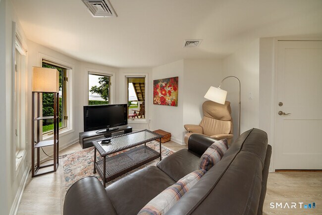 Building Photo - 133 Linden Ave